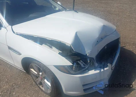 2019 Jaguar Xe 25T Premium z USA, uszkodzony, nr VIN SAJAD4FX6KCP49439